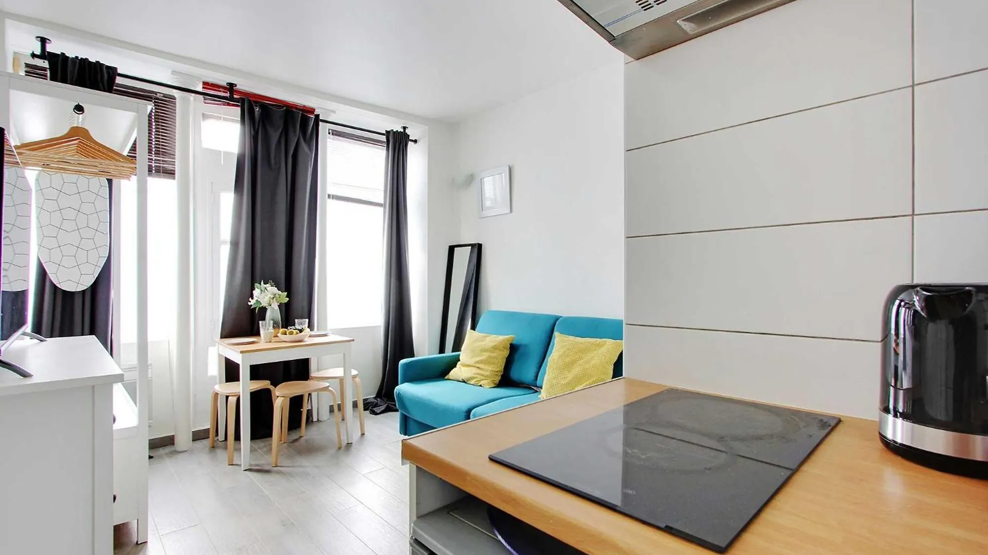 A Parisian Experience For 2 - Place De Clichy Apartment