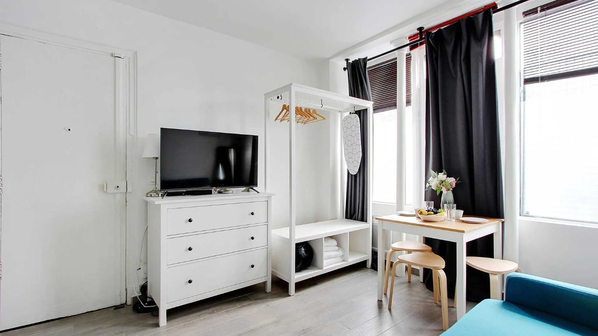 A Parisian Experience For 2 - Place De Clichy Apartment *